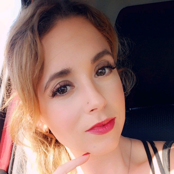 Meet your Posher, Jennifer - Picture 2 of 3